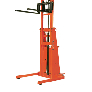 B800/BT800 Straddle Stacker in Upright Position